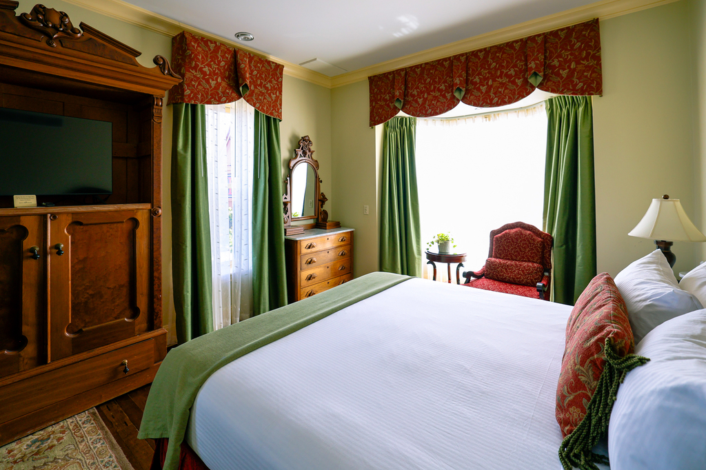 Cozy rooms in Hotel Diamond. Where to stay in Chico California best hotel