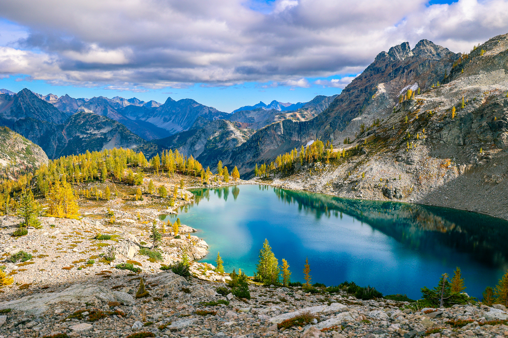 Wing lake in the North Cascades in fall with yellow larches