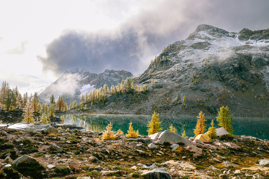 Wing lake in the North Cascades in fall with yellow larches camping