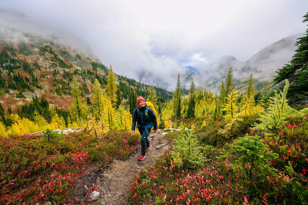 Hike to wing lake in north cascades with larches