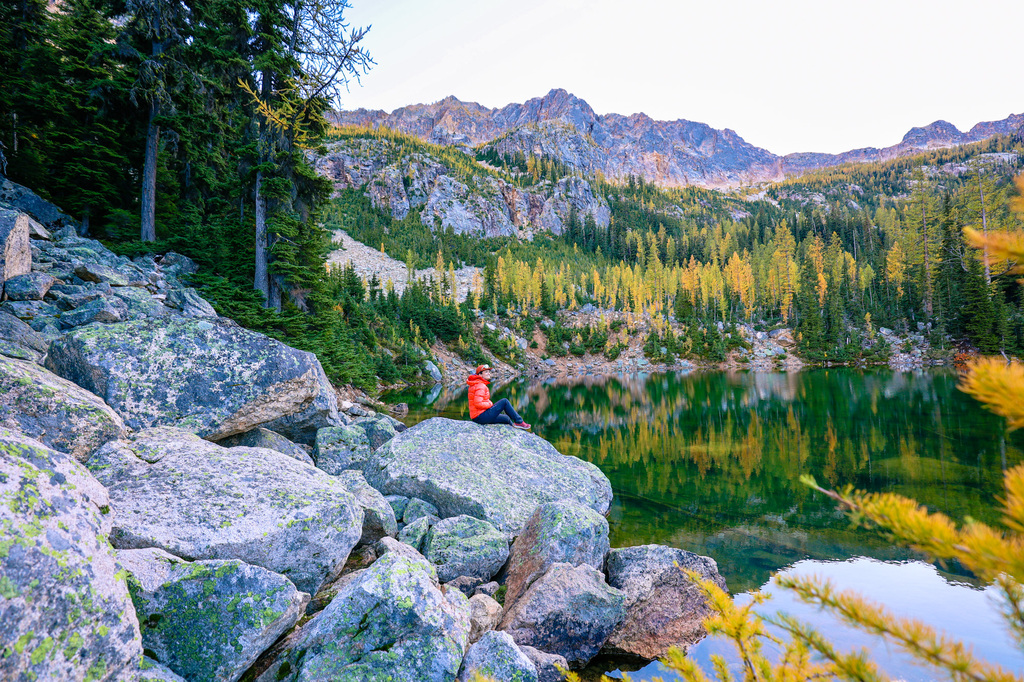 Cutthroat Lake in fall with larches in Washington North Cascades