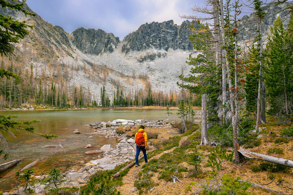 Crater Lakes hike in Central Washington larches