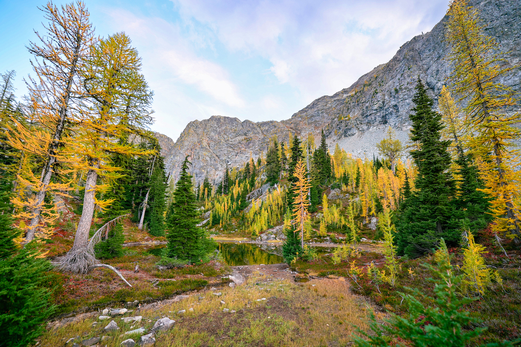 Blue lake larch hike in Washington state north cascades