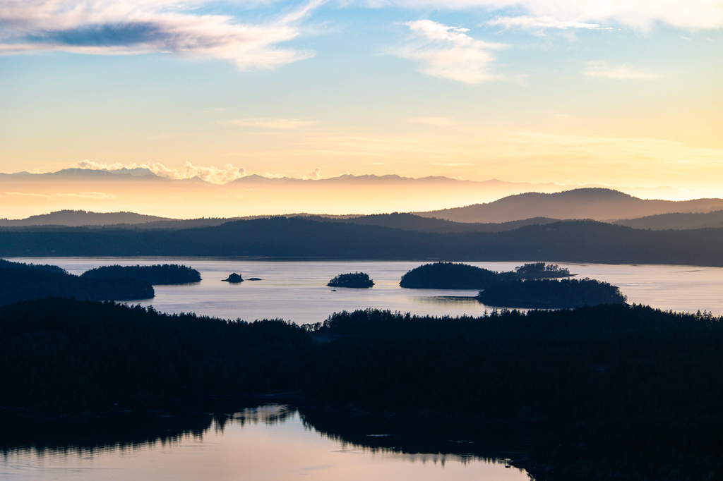 Hike Ship Peak Trail in Turtleback Mountain Preserve