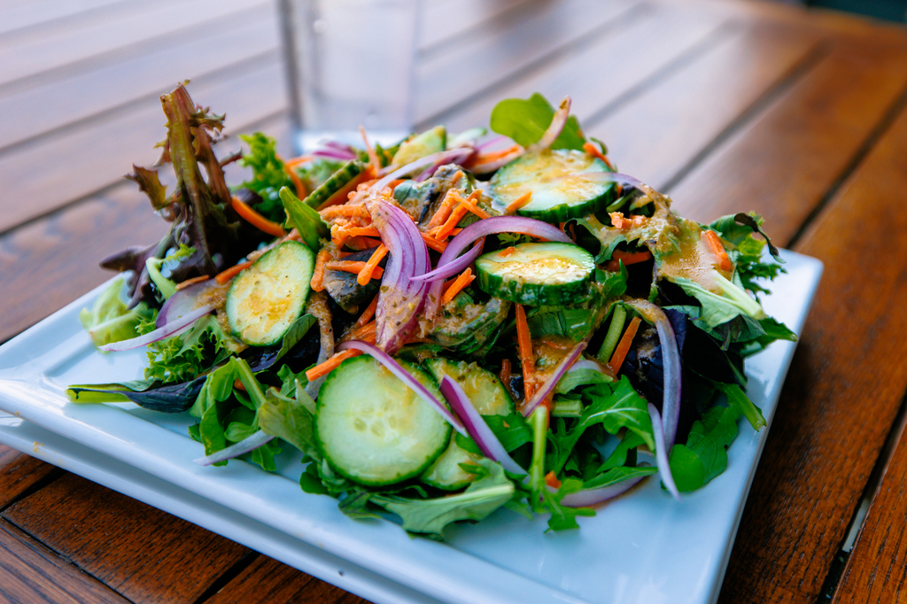 Dining options on the mountain during summer at Schweitzer - skyhouse at the summit